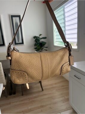 Vintage Coach Hamilton Y2K Beige Pebbled Leather Demi Baguette Shoulder bag